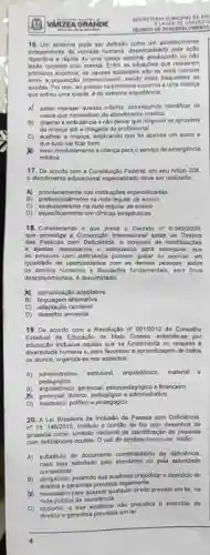 VAAZEA ORANDE 16. Um Boderte pode ser definide camo um acoriecimento indepondents do vontads humara. desencadeado pela acso lesAo comeral Jou mantal. Entre as sliaspos que requersm quedas. Per issa, ap prestar os primeies socartes it uma criança que sofreu uma queda. ede dertema impodianda. Af saber manejar quedas infactis, consengundo identificar os cases que necessiliam de alendinerio médico B) Charrar a ambulsncla s ndo deirar que ningubm se apravimi de crança aite a chegada do profisional C) acaimat a crianca, erplcando que for apenas um susts e que tudo vai ficar bom W0. Livar imedatamente a crianca para o servico de emargéncia médica 17. De scarde com a Consituiglo Federal, em seu Arigo 206. o atendimento educaclotial especialzado deve ser realuado N. prioritariamento nas inatitueqtes especalizadas B) preferendialmente na tede reguiar de ensino C) erctusivamente na retie roputar de tenino o) ecpecificamenie em dinicas teraptuticas 18. Considerando o que prevo o Decruto n^(**) 6.94ma009, que promulga a Convencabo internacionat sobre os Direites das Pesscas con Defiotncis, a conjunlo de modificaples e ajustes neciessanos e athequados para nssegons que as pessoos com deficiancla postam gozar ou nexerber, em igusldade de coprtunidades com as demals pessoas, iodon as direitos humenos e lberdedes fundamentais, sem ónus desproportionais, edenaminada X comuricąåo adoptativa B) Inguagem ahternativi c) adaptacta razodive! D) desenho unversisi 19. De acordo com a Fesolusto n" 001/2012 do Constha Estadual de Educacio en Mato Grosio, enlendese par educacto incluaiva aquels que se fundamenta no retpeito a diveridade humana e, para favorecer a oprendiagem de lofos es alunas; organica-se nas espectos: A) adminatravo, estruaral, arquitoionico, material pedspicicica B) arquitetónico, gerencial. psicopedagógico e financeiro B) gerendal teconico, pedagogico e administrativo D) financeiro, politico e pedagodico 20. A Lei Braviteira de indusko da Pessos com. Deficienoia. n^(2) i3. 145/2015 instituiu o cordso de fita com vesenhos de grasidis como simbelo nstional de ifentificacalo de petsoas com dificiênclas ocutus. O uso do simbelo turnou.de , ent.bo A) substinuto do cocumento comprobaidria da deficitndis. casa seja sololado peto alendanie on peila autondade campeterite dirsings e garanteas previstos legainente: O) necessario para scessar qualquer direlo previste em let, na rede publce de asusiencia dreitos a garantias previsios em lei 4