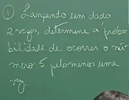 (1) Lamando um dado 2 vege, detemune a proba bilidade de ocorre o rá mero 5 pelomenos uma mathrm(N) .