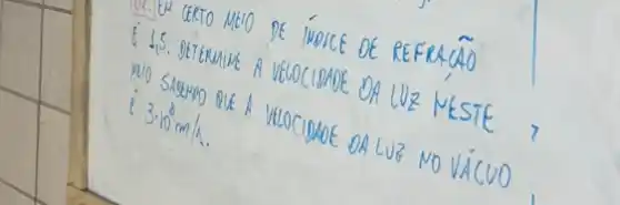 10. 14 CERTO MEIO DE INOICE OE REFRACÃO E 45. DETERMINE A VELOCIDADE DA LUZ MESTE i 3.18 mathrm(~m) / mathrm(s) .