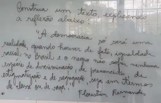 Construa um texto, explicando a reflexāo abaixo:
"A demoeracia só será uma realidade, quando houver de fato, igualdade raeial no Brasil e o negro nao sofer nenhuma espeéie de duserimmacaio, de preconciito de estigmatizacáo e de segegaráo, seja em termos de classe ou de raea.
Forestan Fernandes