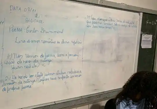 DATA: 07 / 11 
RativiDADE.
PoEMA: Garlos Arummend
Lira de amer romantio ou stemar rupaicio
1.) Nos lírzeos de berma acoru a porsonf. calaio de tervis da maturiga.
fuais rais des? = do probro porma.