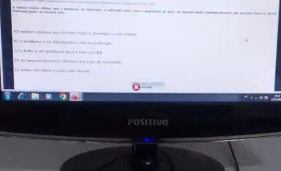 A noticia acima afirma que a productie de alimentos e seficiente para teda
Purtantis, pode se condule que
A) existem pessons que comen multo e deveriam comer menos.
B) o problema c na distribulcao endo no producilo
C) a tome um problema local e nào mundial
D) as pessons deveriam diminute sua taxa de natalidade
E) quem tem forne e quem nào estuda