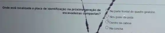 Onde está localizada a placa de identificação na próximageração de
escavadeiras compactas?
Na parte frontal do quadro giratório
Nos guias da pista
(1) Dentro da cabine
Na concha