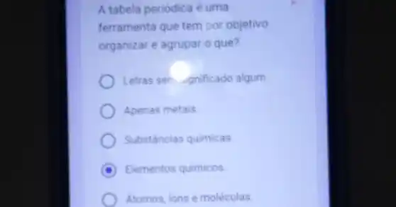 A tabela periodica é uma
ferramenta que tem por objetivo
organizar e agrupar o que?
Letras sen, significado algum
Apenas metais
Substâncias quimicas
D Elementos quimicos
Atomos, ions e moléculas