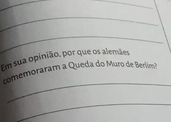 Em sua opinião, por que os alemāes
com emorara m a Queda do Muro de Berlim?
__