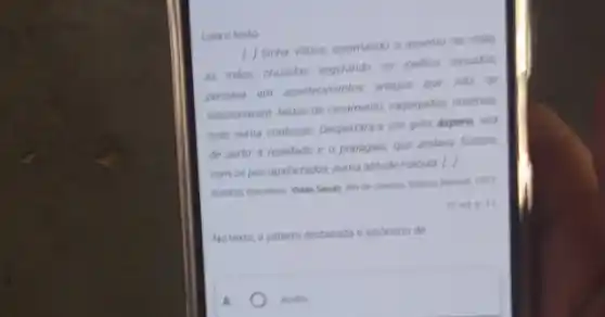 Leia o texto
[1 Sinha Vitonia, queimando o assento no chảo.
as milos cruzadas segurando as joelhos ossudos.
pensawa em accontecimentos antigos que nào sẽ
relacionavarm festas de casamento vaquejadas, novenas,
tudo numa confusio. Despertara a um grito dspero, vira
de perto a realidade e o papagaio, que andava furioso.
com os pés apalhetados.numa atitude ndicula.| |
37 ed p. 11
No texto, a palavra destacada é sinonimo de
A	acido