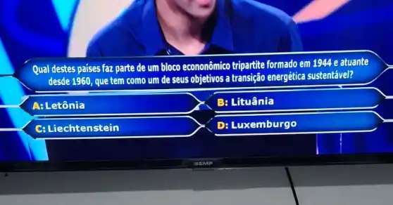 Qual destes países faz parte de um bloco econonômico tripartite formado em 1944 e atuante
desde 1950, que tem como um de seus objetivos a transição energética sustentável?
A: Letônia
B: Lituânia
C: Liechtenstein
D: Luxemburgo